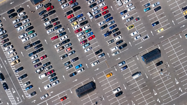 Drone aérien vue du parking avec de nombreuses voitures d'en haut, transport urbain et concept urbain