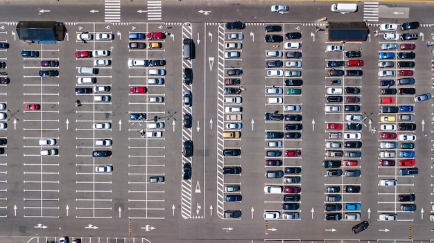 Drone aérien vue du parking avec de nombreuses voitures près du centre commercial d'en haut, transport urbain et concept urbain