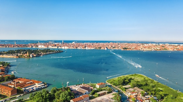 Drone aérien vue sur la lagune de Venise et le paysage urbain de l'île de Venise en mer d'en haut, Italie