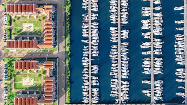 Drone aérien vue des maisons hollandaises modernes typiques et de la marina dans le port d'en haut, l'architecture du port de la ville de Volendam, Hollande du Nord, Pays-Bas