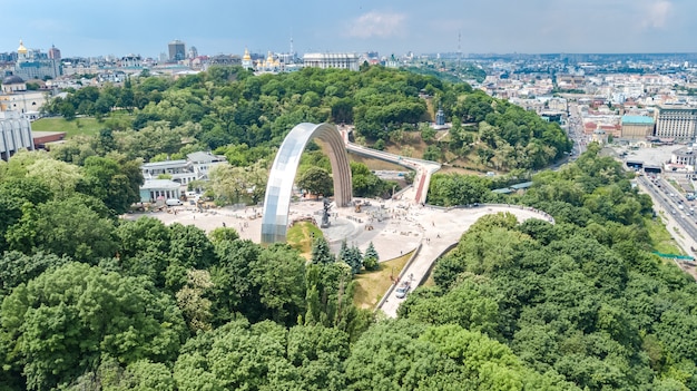 Drone aérien vue de la nouvelle construction du pont du parc cyclable pour piétons, Dniepr, collines, parcs et paysage urbain de Kiev d'en haut, ville de Kiev, Ukraine