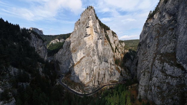 Drone aérien vue panoramique sur la nature en Roumanie Carpates collines rocheuses