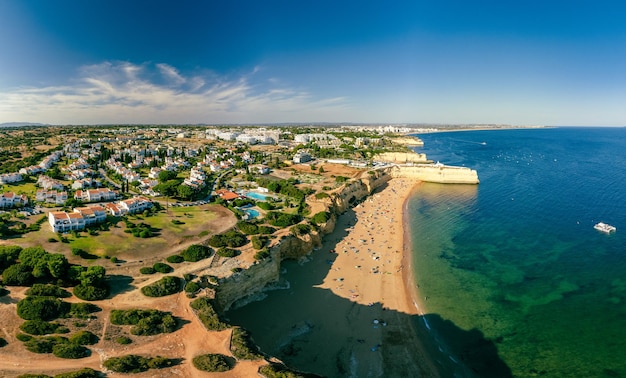 Drone aérien vue panoramique sur Praia Nova et Praia de Nossa Algarve Portugal