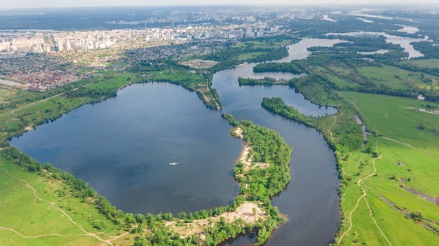 Drone aérien vue sur le paysage urbain de Kiev, le Dniepr et le Dniestr, île verte d'en haut, les toits de la ville de Kiev et les parcs naturels au printemps, Ukraine