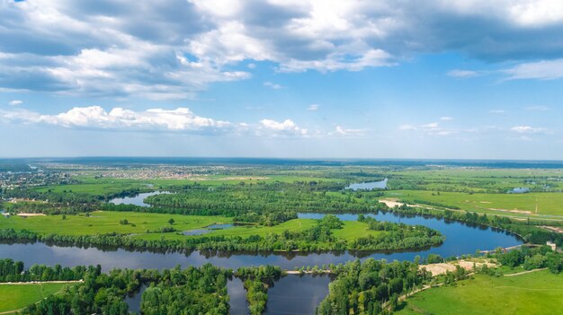 Drone aérien vue sur le paysage urbain de Kiev, le Dniepr et le Dniestr, île verte d'en haut, les toits de la ville de Kiev et les parcs naturels au printemps, Ukraine