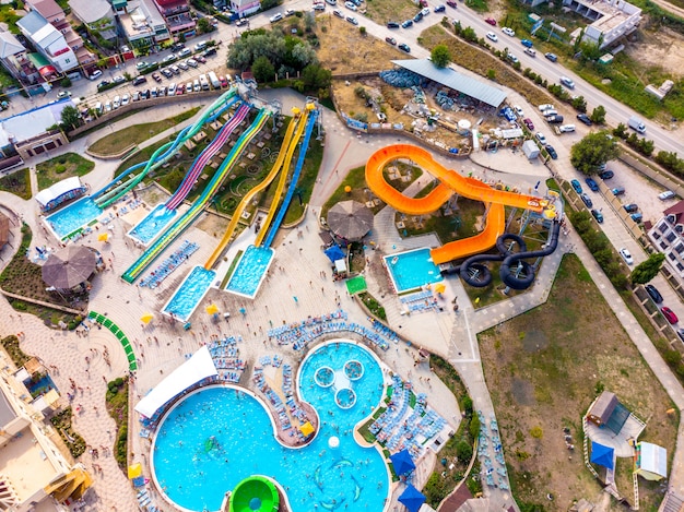 Drone aérien vue regardant directement d'en haut amusant d'été coloré au parc aquatique