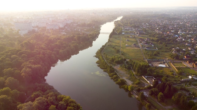 Drone aérien vue rivière et ville au lever du soleil