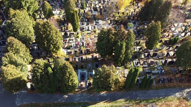 Drone aérien vue vol au-dessus du vieux cimetière avec des pierres tombales flèches de pierres tombales