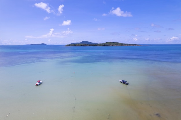 Drone aérien vue à vol d'oiseau photo de haut en bas de la mer tropicale avec des bateaux de pêche à longue queue