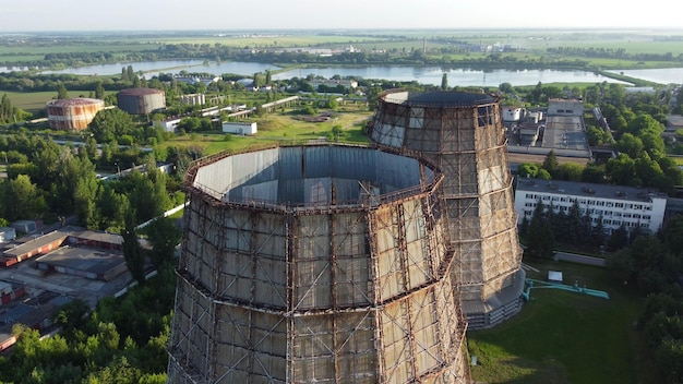 Drone aérien vue vol près de la centrale thermique. Tours de refroidissement de cogénération