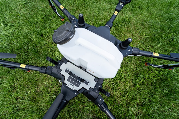 Drone agricole professionnel sur le terrain vert