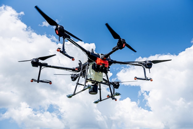 Drone agricole professionnel volant dans le ciel bleu
