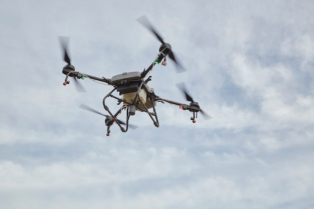 Un drone agricole vole pour pulvériser des engrais à l'aide d'un drone ai intelligence artificielle, apprentissage automatique, jumeau numérique, 5g, big data, iot, réalité virtuelle mixte augmentée, ar, vr, robot