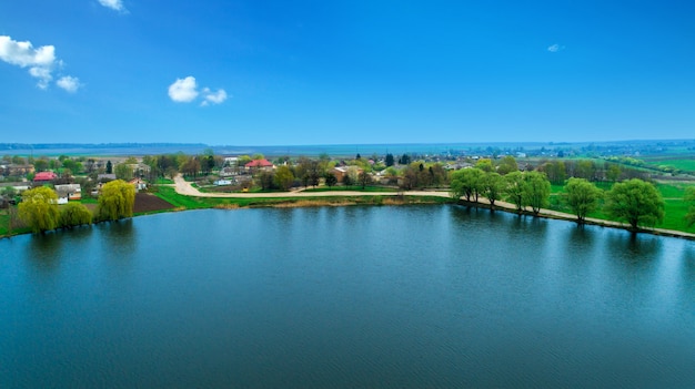 Drone avec une caméra, bel été petite rivière d&#39;une hauteur