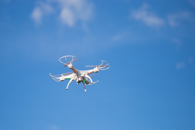 Drone avec la caméra contre le ciel bleu