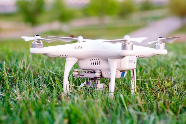 Drone avec caméra dans l'herbe se préparant à voler