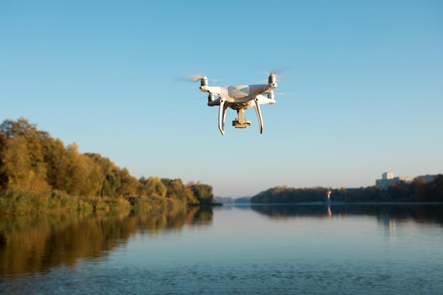 Drone copter avec appareil photo numérique rivière flou sur fond