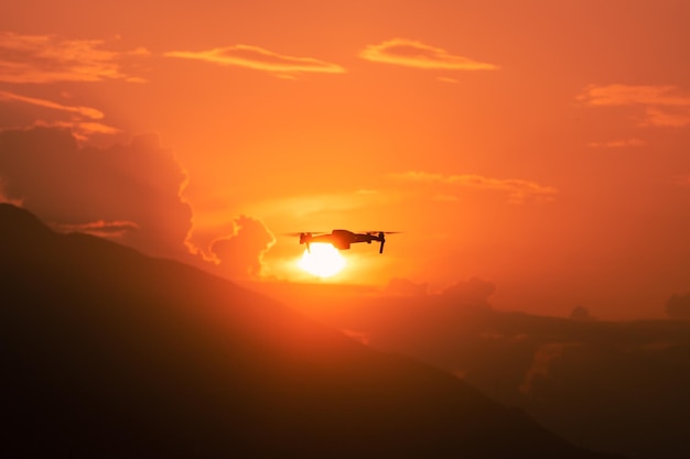 Photo un drone dji volant au coucher du soleil