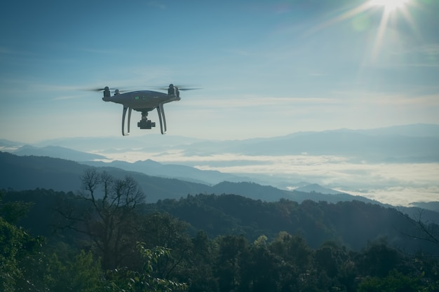 Drone hélicoptère drone volant avec un appareil photo numérique. Drone avec appareil photo numérique haute résolution.