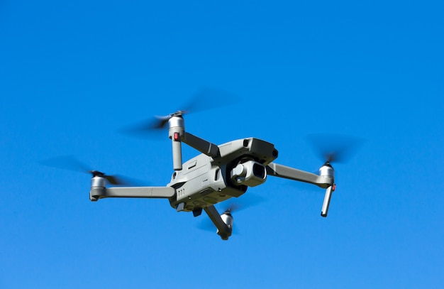 Le drone hélicoptère volant avec appareil photo numérique.