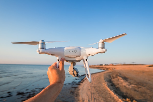 Le drone et photographe mains de femme