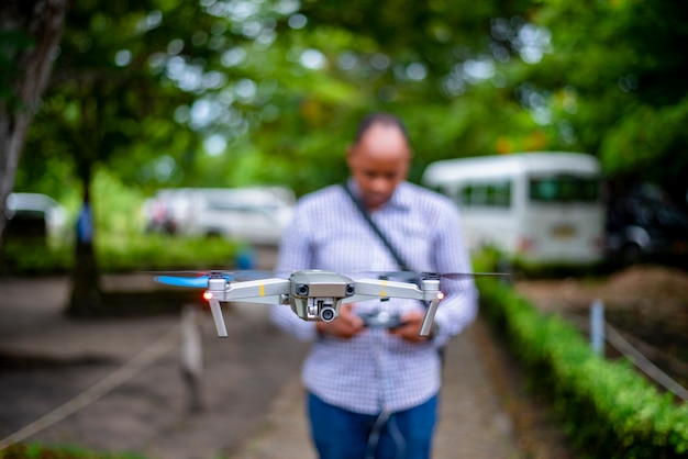 Drone avec pilote de drone en arrière-plan flou