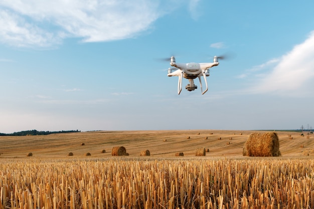 Drone quad copter sur champ jaune