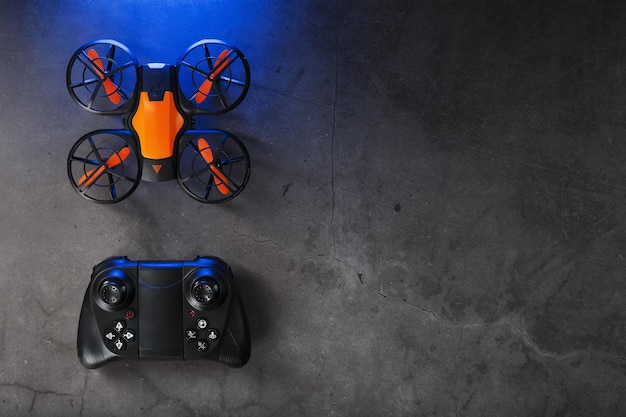 Photo drone quadricoptère avec manette de commande et rétroéclairage néon bleu