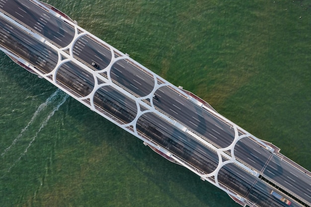 Drone regardant la photo du pont aérien