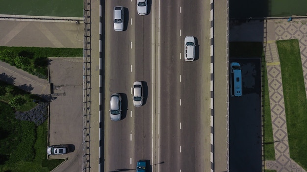 Drone's Eye View - Vue de haut en bas d'un embouteillage urbain avec des voitures et des camions sur le pont