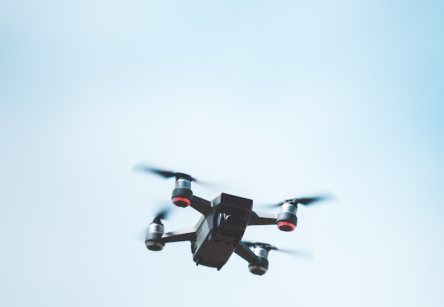 Photo drone survolant le ciel bleu