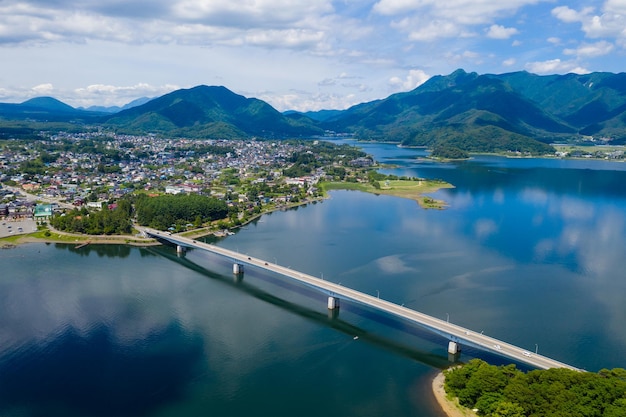 Un drone survole Kawaguchiko au Japon