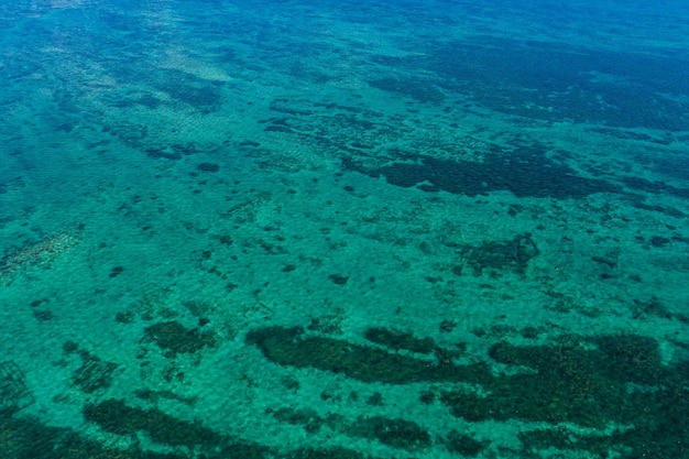 Un drone survole la mer d'ishigaki