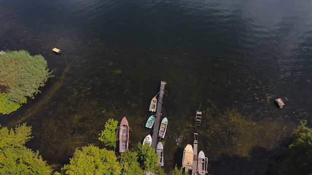 Drone Survole La Rivière Agitant De Couleur Bleue