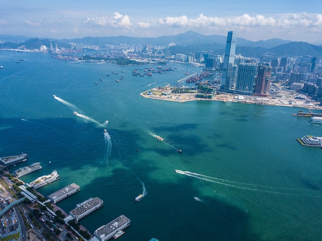 Un drone survole la ville de Hong Kong