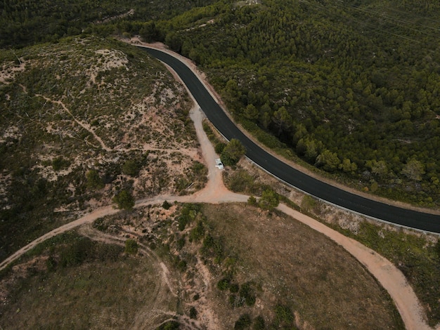 Drone tiré d'un chemin de terre près de la montagne