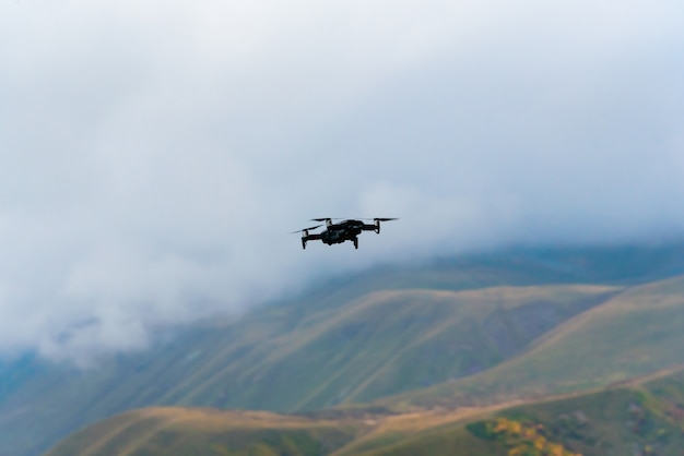 Drone Tourne Le Paysage De Montagne En Automne Dans Les Montagnes De Gudauri, En Géorgie.