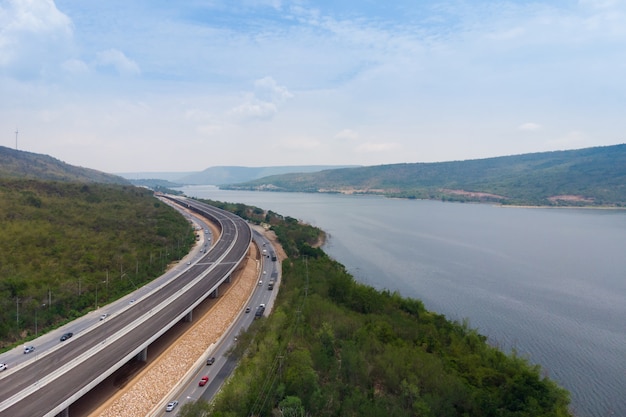 Drone tourné vue aérienne de péage autoroutier en construction près de la grande rivière naturelle