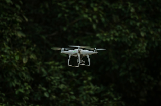 Drone volant avec caméra sur le ciel