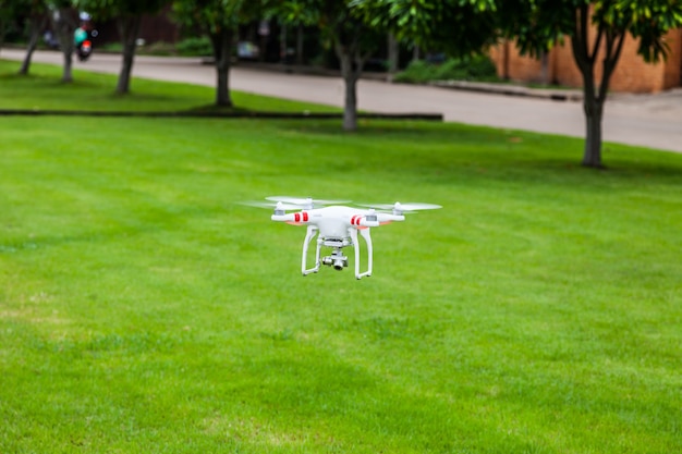 drone volant avec une caméra sur le sol