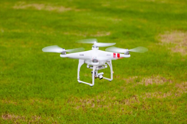 drone volant avec une caméra sur le sol