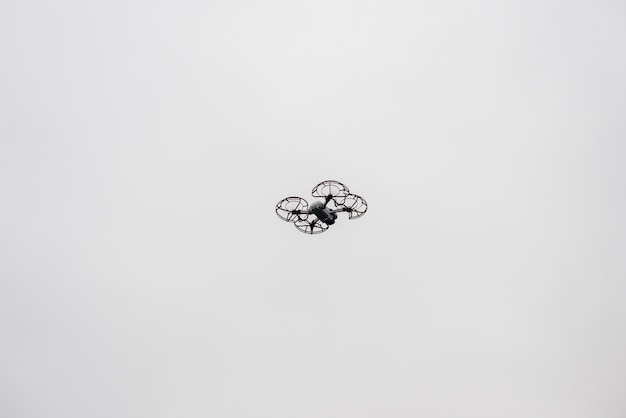 Drone en volant dans les airs. espace.