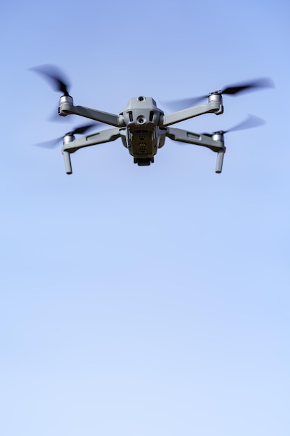 Drone volant dans le ciel bleu avec beaucoup d'espace de copie sur la photo