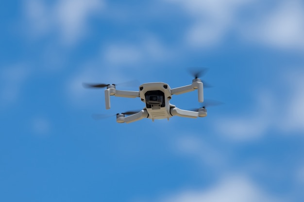 Drone volant dans un ciel bleu