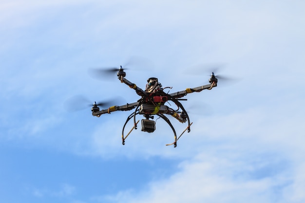 Drone volant dans le ciel