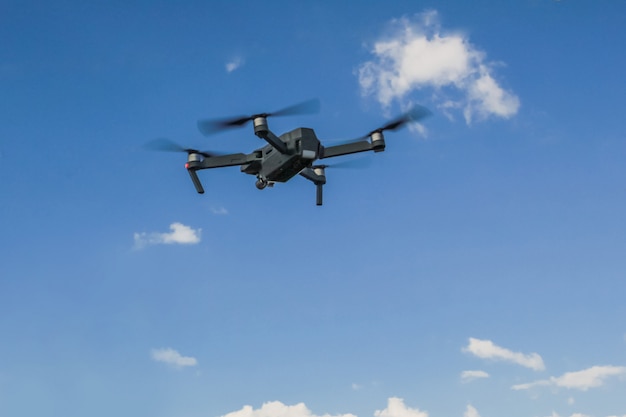 drone volant dans le ciel