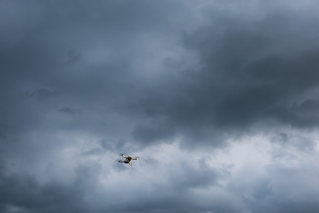 Drone volant par temps orageux