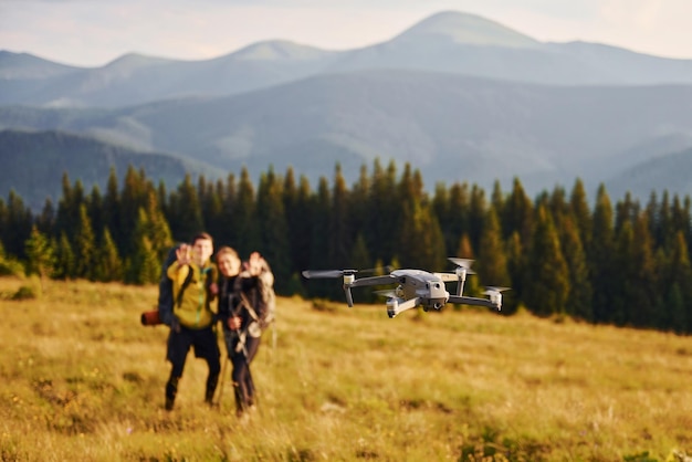 Drone volant près de jeunes voyageurs Majestueuses montagnes des Carpates Beau paysage de nature intacte