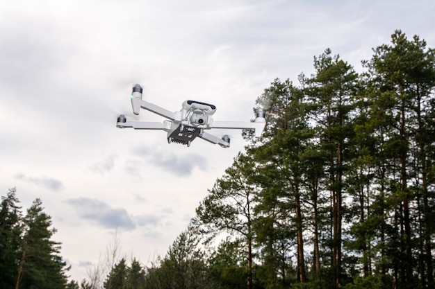 Drone volant. Quadcopter. La montée du drone. Vue de dessus. Fermer