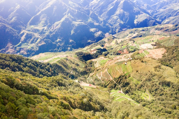 Drone volant vers le magnifique et célèbre mont. Hehuan à Taiwan au-dessus de la colline, vue aérienne prise.